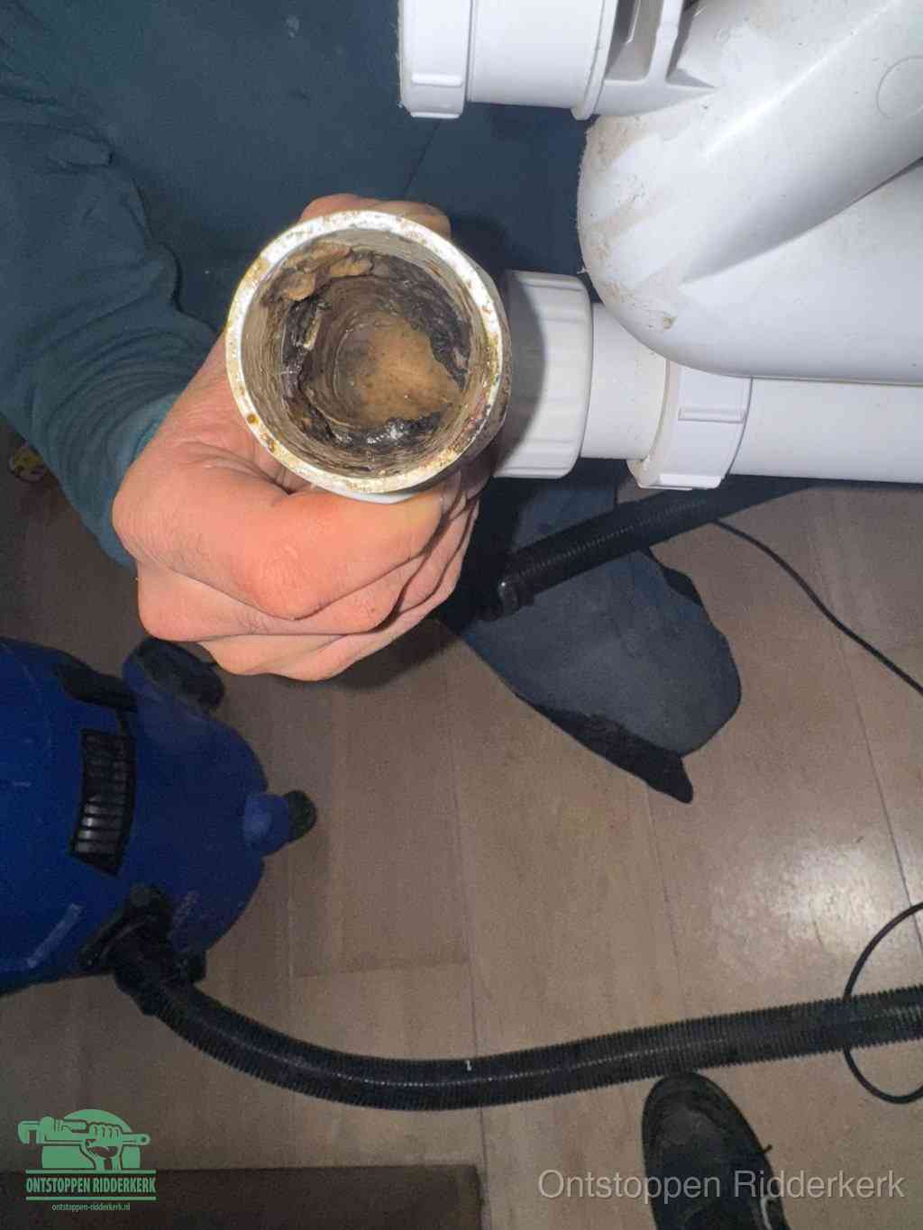 Een losgekoppeld afvoerbuisstuk dat van binnen volledig is dichtgeslibd, het gevolg van een verstopping te lang laten zitten in Ridderkerk