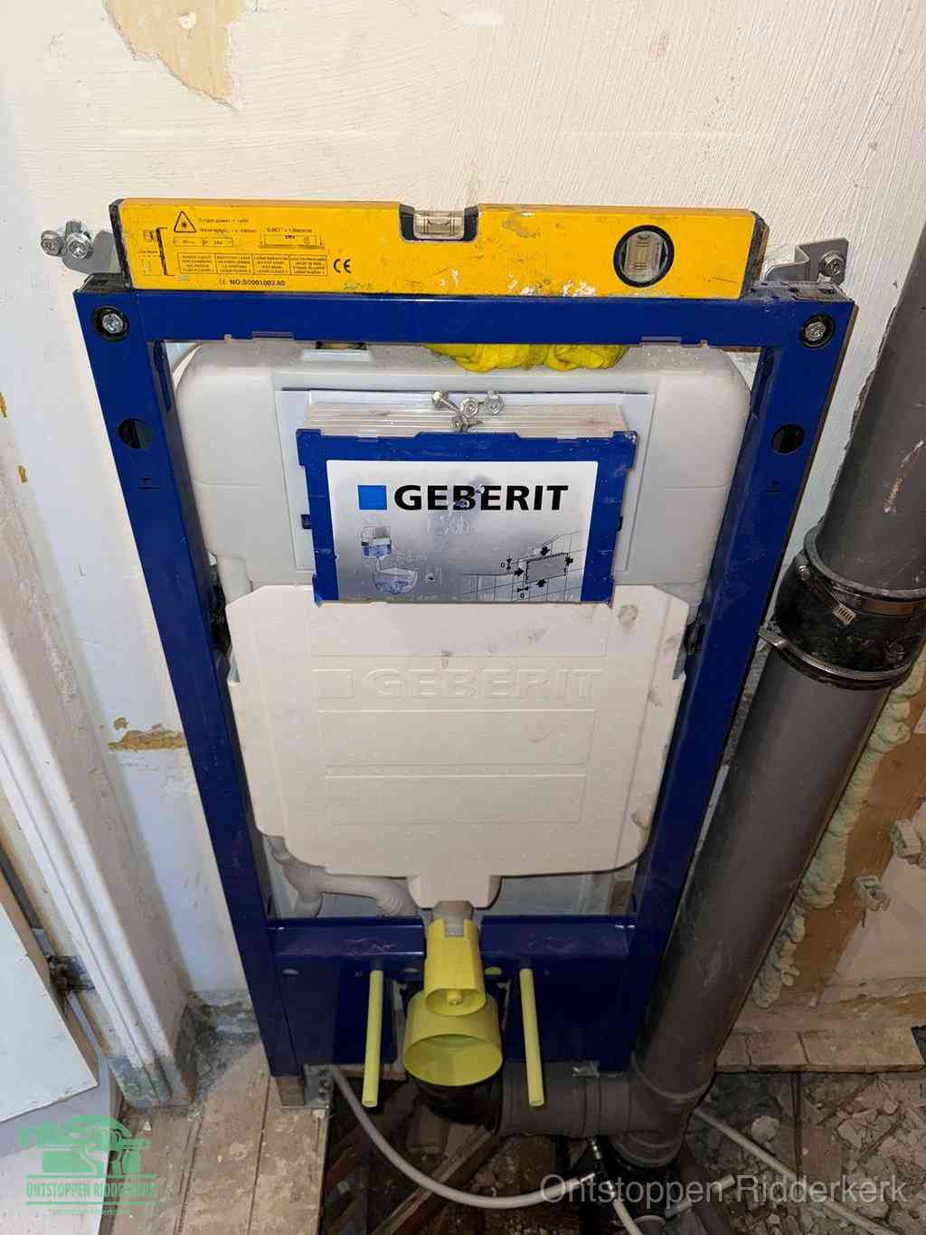 Een Geberit inbouwreservoir met frame voor een hangtoilet tegen de wand, met de afvoerbocht naar de vloer, kenmerkend voor een verstopt hangtoilet in Ridderkerk