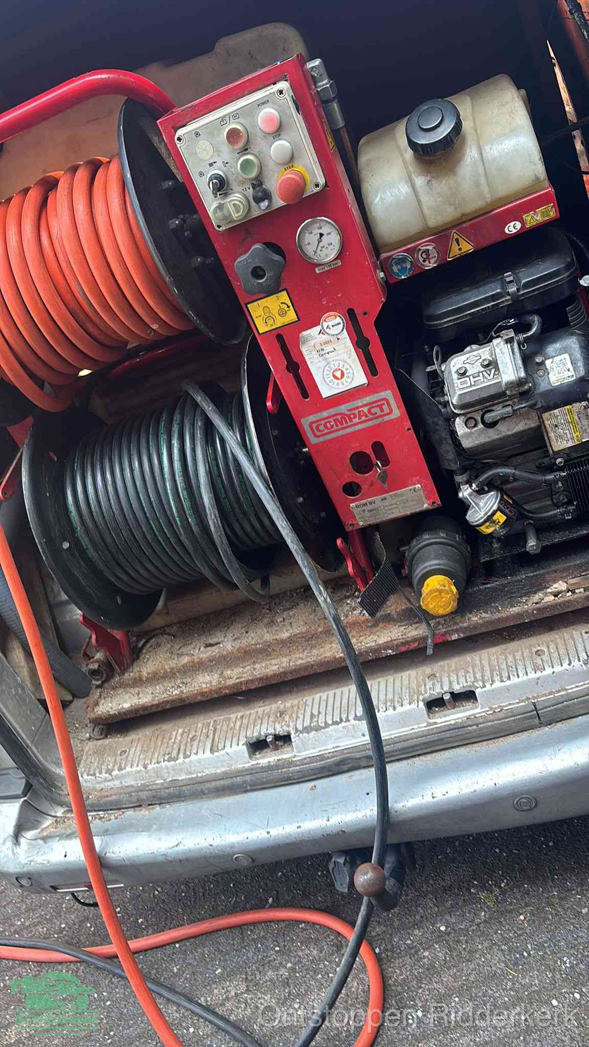 Een rood hogedruk-rioolreinigingstoestel met slangen in de laadbak van de bedrijfsbus, apparatuur voor een hardnekkige wc-verstopping in Ridderkerk