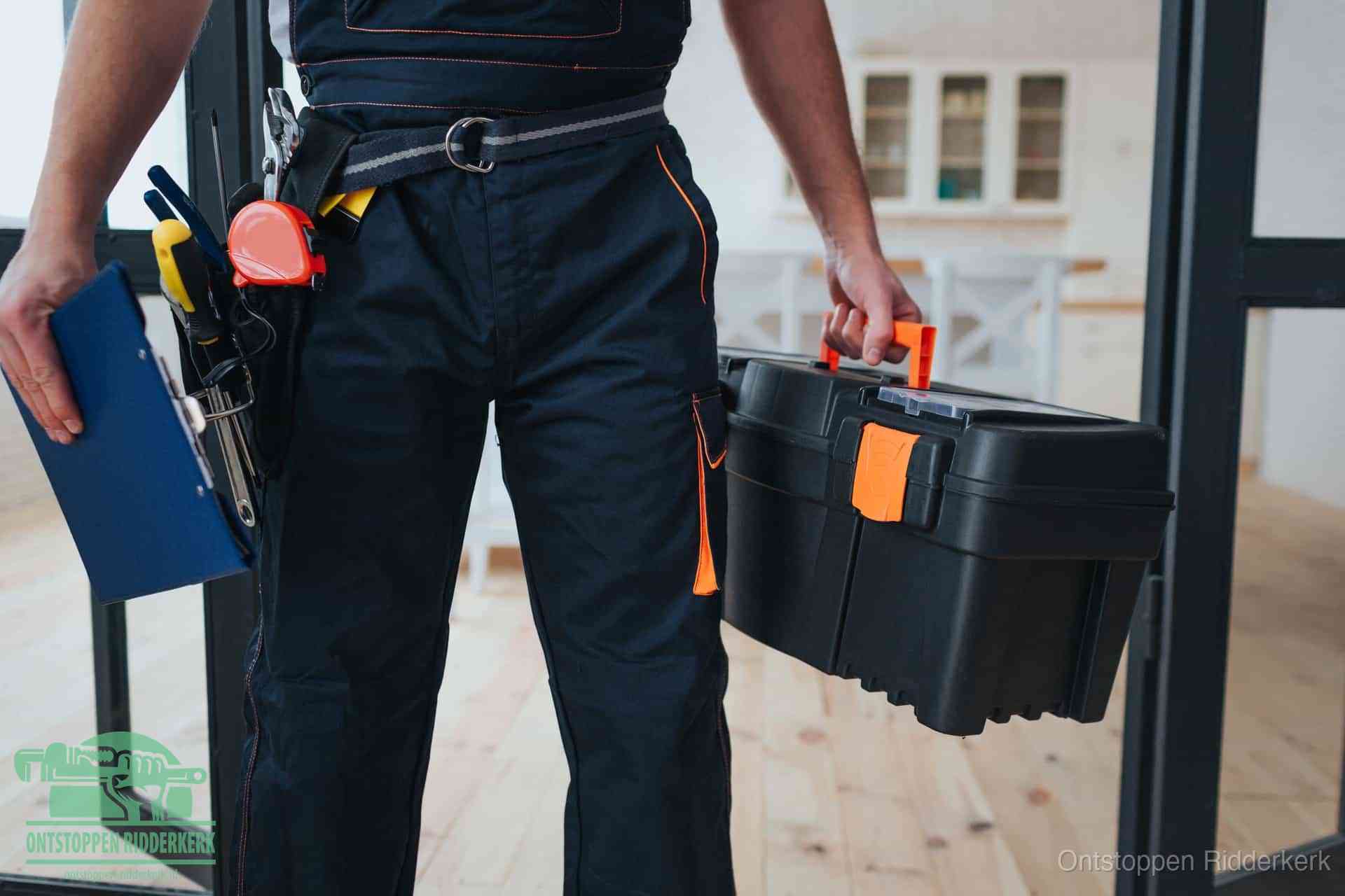 Een monteur met gereedschapsriem en klembord, klaar om een transparante prijs voor het wc ontstoppen in Ridderkerk te geven