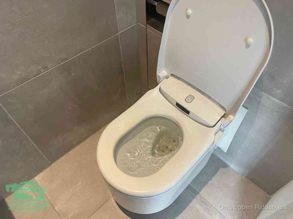 Een toiletpot vol troebel water met drijvend papier en restanten, de meest voorkomende oorzaak van een verstopte wc in Ridderkerk