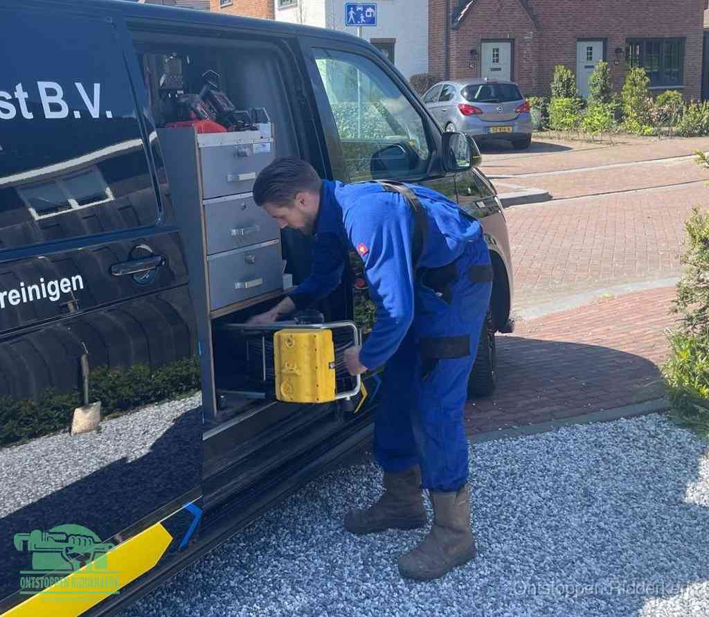 Een monteur pakt apparatuur uit de bedrijfsbus voor service aan huis, het moment om een professional in te schakelen voor een verstopte wc in Ridderkerk
