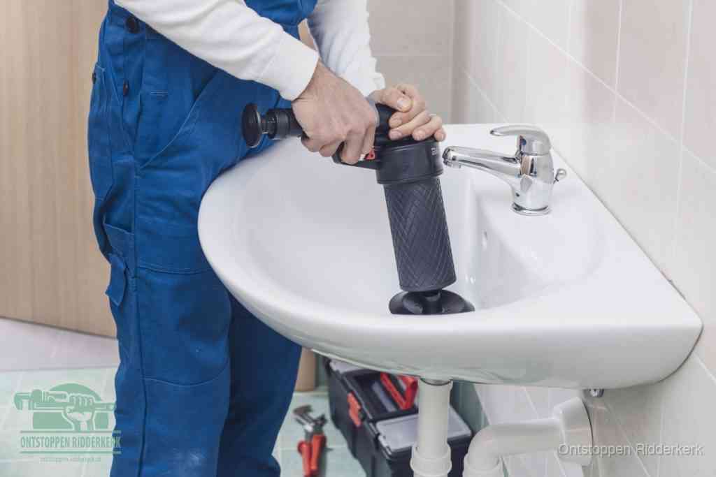Een te ruwe doe-het-zelf poging met een hand-pomp op de afvoer van een badkamer-wastafel, een van de veelgemaakte fouten bij afvoer ontstoppen in Ridderkerk