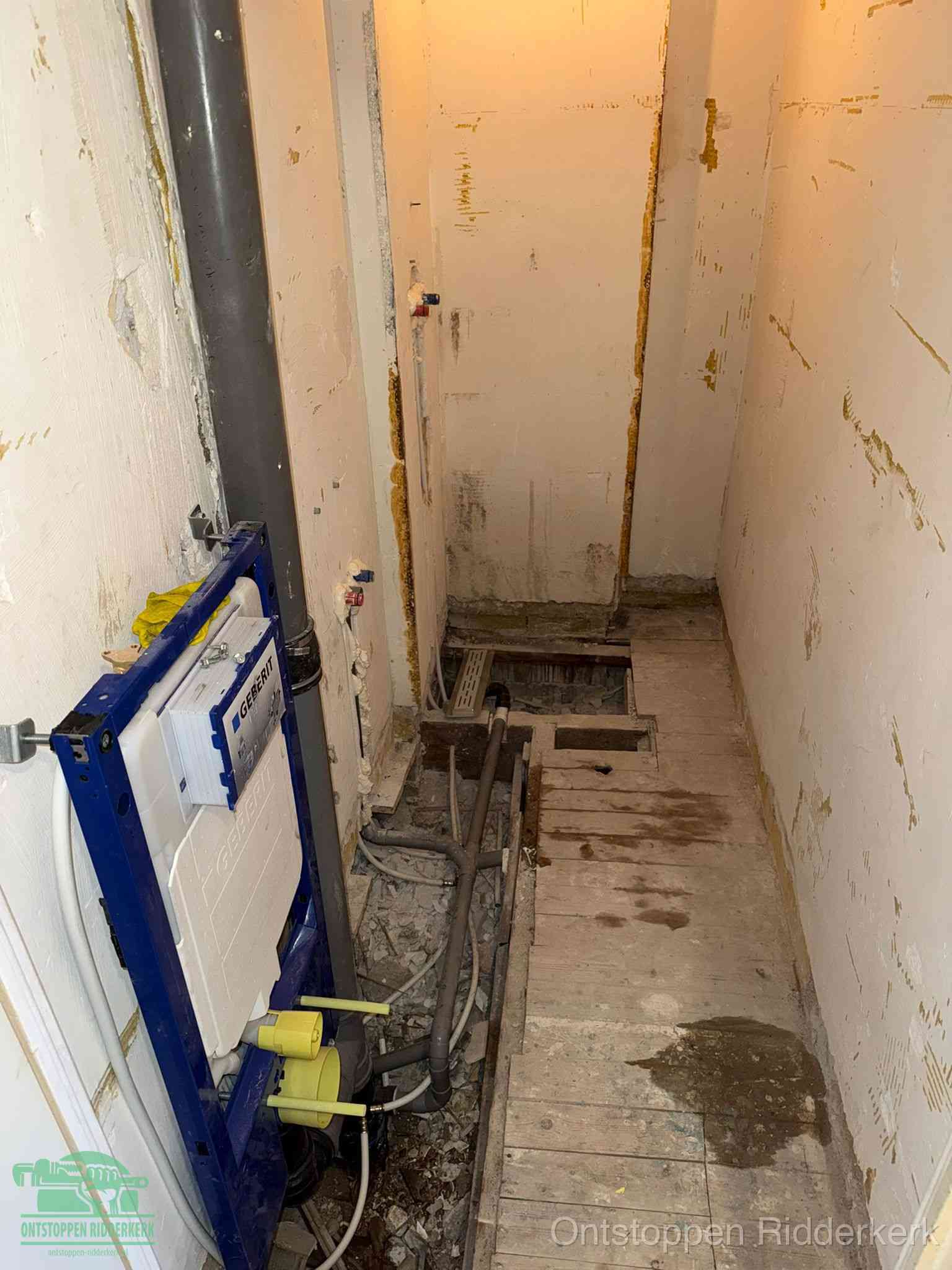 Een opgebroken toiletruimte tijdens renovatie met een Geberit inbouwreservoir en blootliggende oude afvoerleidingen, typisch voor oudere woningen in Ridderkerk
